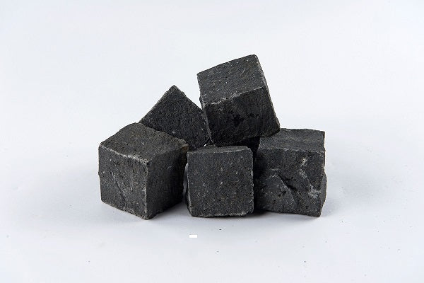 Mosaiksten G685 (håndhugget) Sort grå basalt 6x6x4/6 cm
