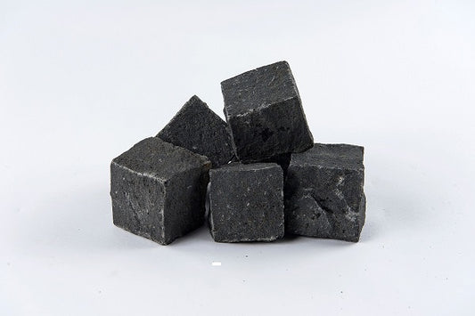 Mosaiksten G685 (håndhugget) Sort grå basalt 6x6x4/6 cm